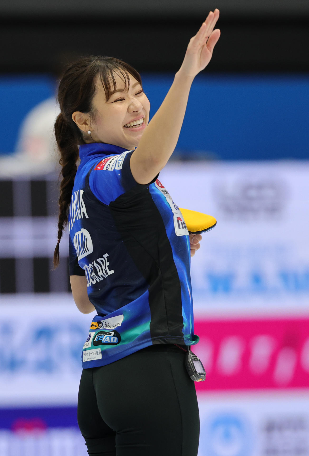北海道銀行対ロコ・ソラーレ　笑顔を見せるロコ・ソラーレの吉田知那美（撮影・野上伸悟）