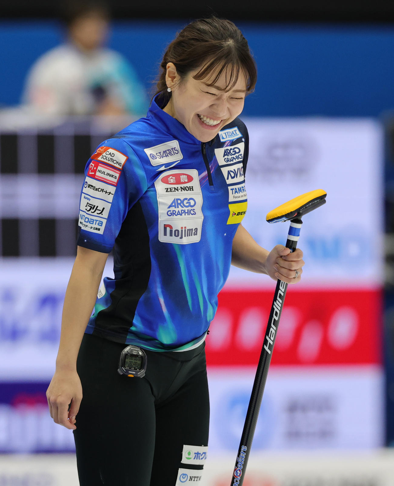 北海道銀行対ロコ・ソラーレ　笑顔を見せるロコ・ソラーレの吉田知那美（撮影・野上伸悟）