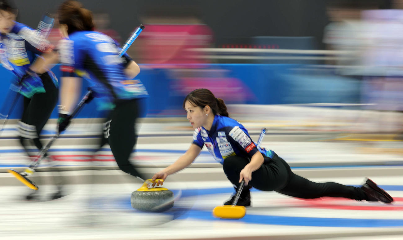 北海道銀行対ロコ・ソラーレ　ストーンを投じるロコ・ソラーレの吉田知那美（撮影・野上伸悟）