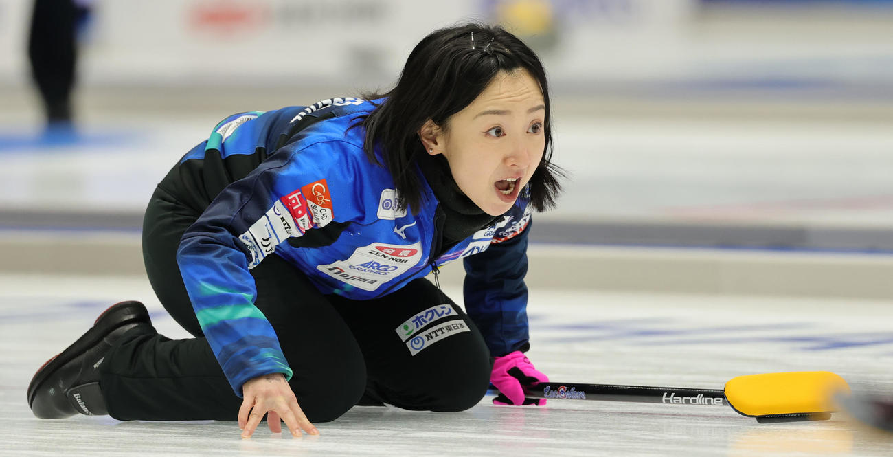 北海道銀行対ロコ・ソラーレ　ストーンの方向を見つめるロコ・ソラーレの藤沢五月（撮影・野上伸悟）