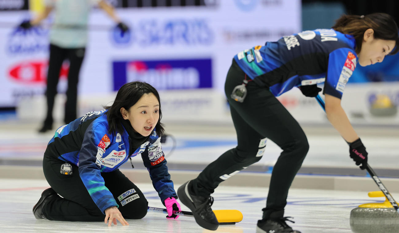 北海道銀行対ロコ・ソラーレ　ストーンの方向を見つめるロコ・ソラーレの藤沢五月（撮影・野上伸悟）