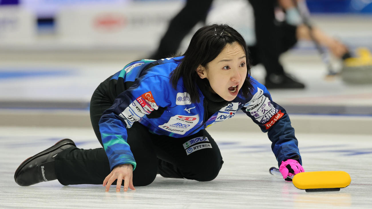 北海道銀行対ロコ・ソラーレ　ストーンの方向を見つめるロコ・ソラーレの藤沢五月（撮影・野上伸悟）