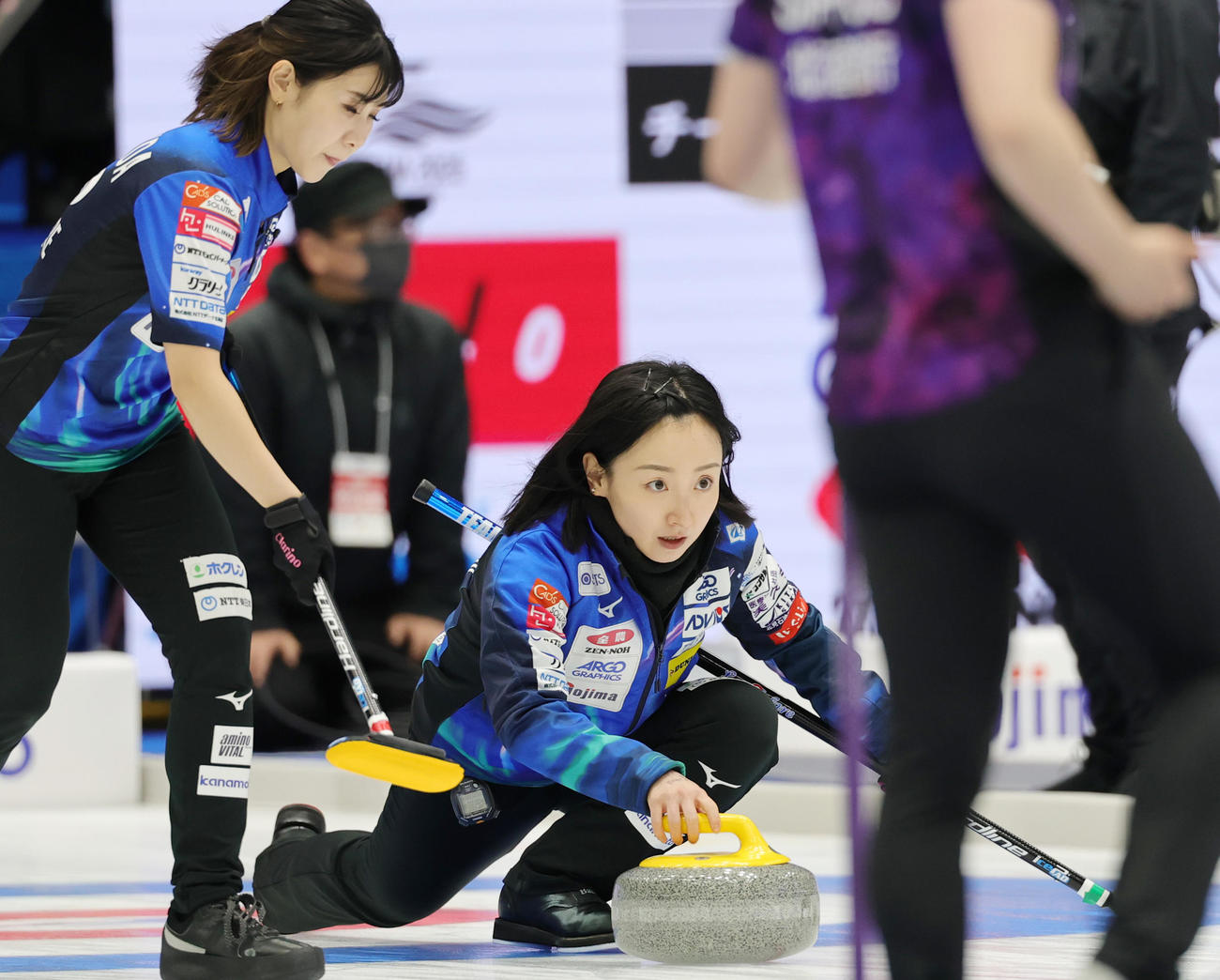 北海道銀行対ロコ・ソラーレ　ストーンを投じるロコ・ソラーレの藤沢五月（撮影・野上伸悟）