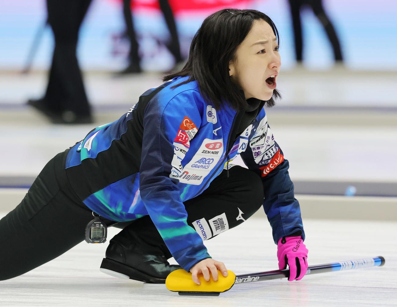 北海道銀行対ロコ・ソラーレ　ストーンの方向を見つめるロコ・ソラーレの藤沢五月（撮影・野上伸悟）