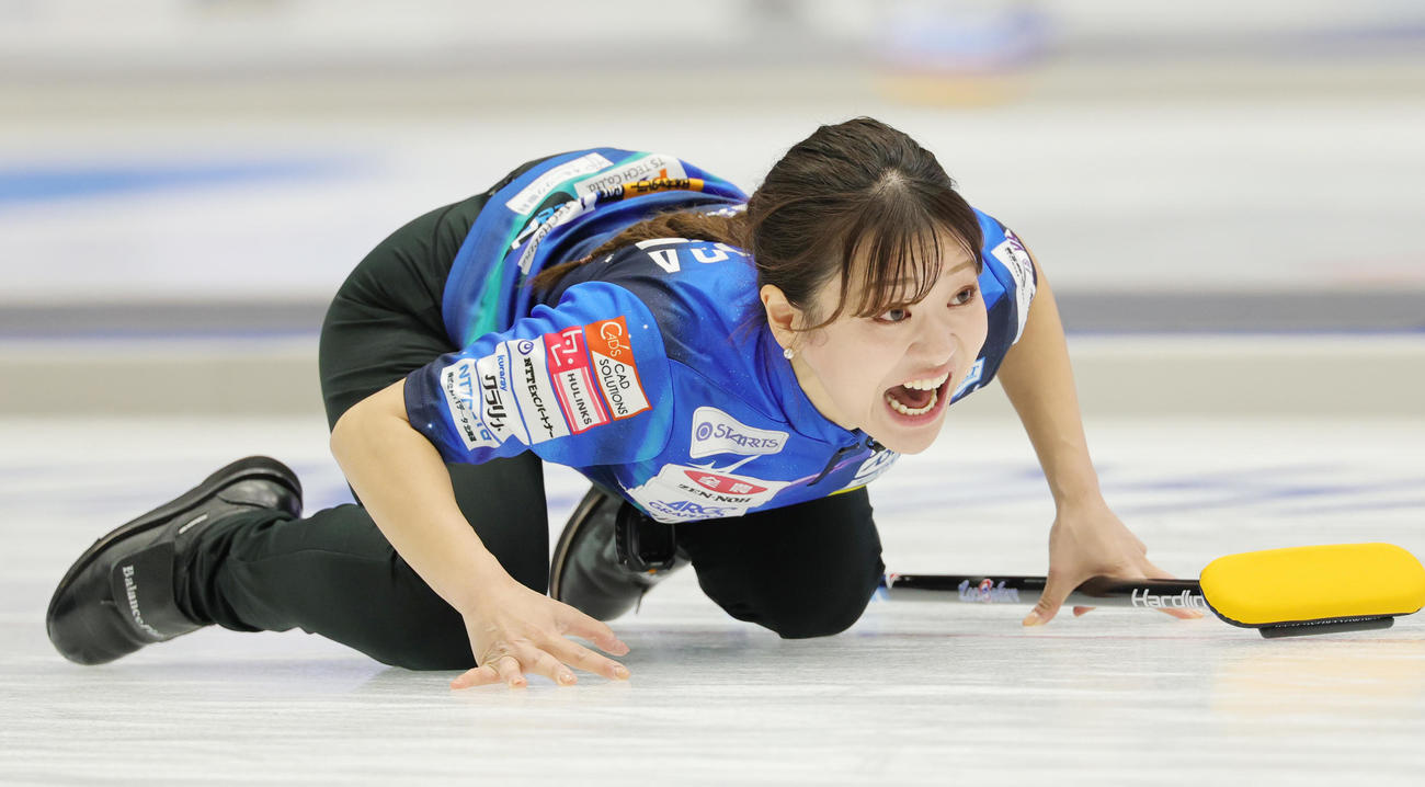 北海道銀行対ロコ・ソラーレ　ストーンの方向を見つめるロコ・ソラーレの吉田知那美（撮影・野上伸悟）
