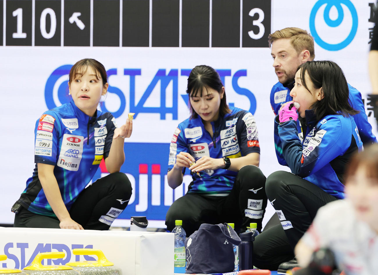 北海道銀行対ロコ・ソラーレ　試合途中に栄養補給する、左からロコ・ソラーレの吉田知那美、吉田夕梨花、藤沢五月（撮影・野上伸悟）