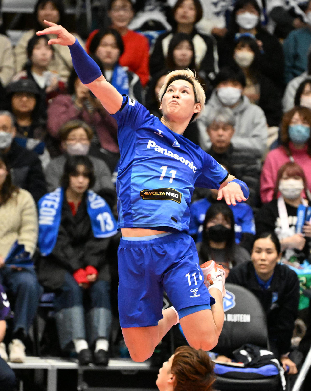 大阪B対広島TH　第2セット、スパイクを決める大阪B西田有志（撮影・石井愛子）