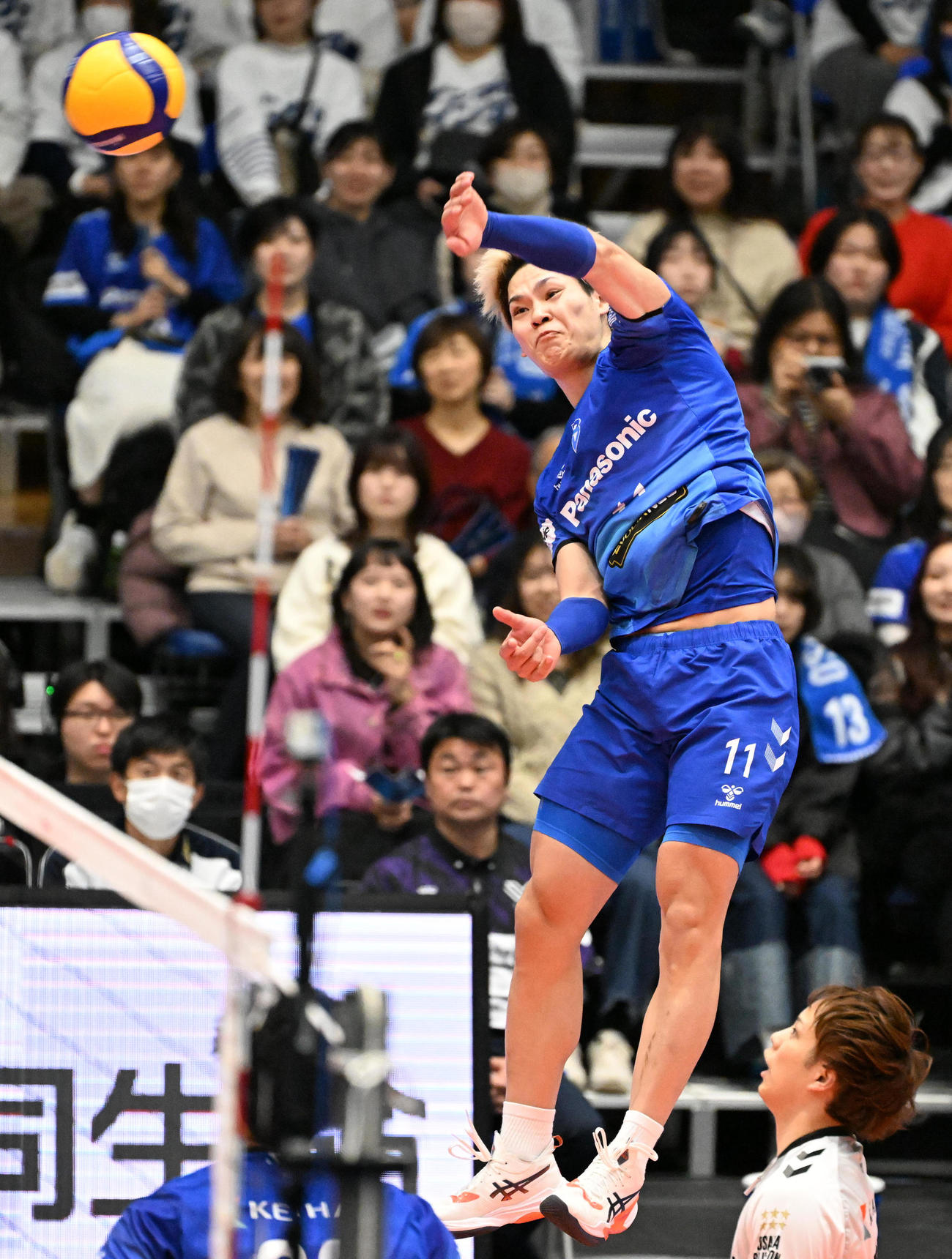 大阪B対広島TH　第2セット、スパイクを決める大阪B西田有志（撮影・石井愛子）