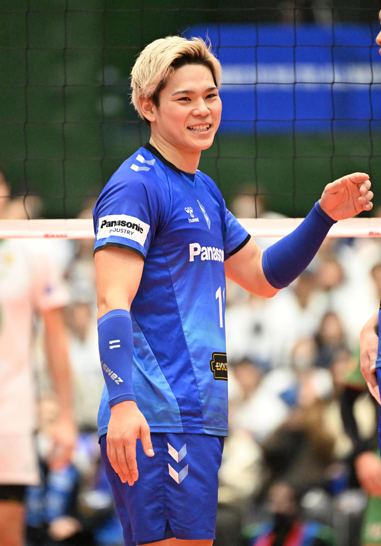 大阪B対広島TH　第1セット、得点を取り笑顔を見せる大阪B西田有志（撮影・石井愛子）