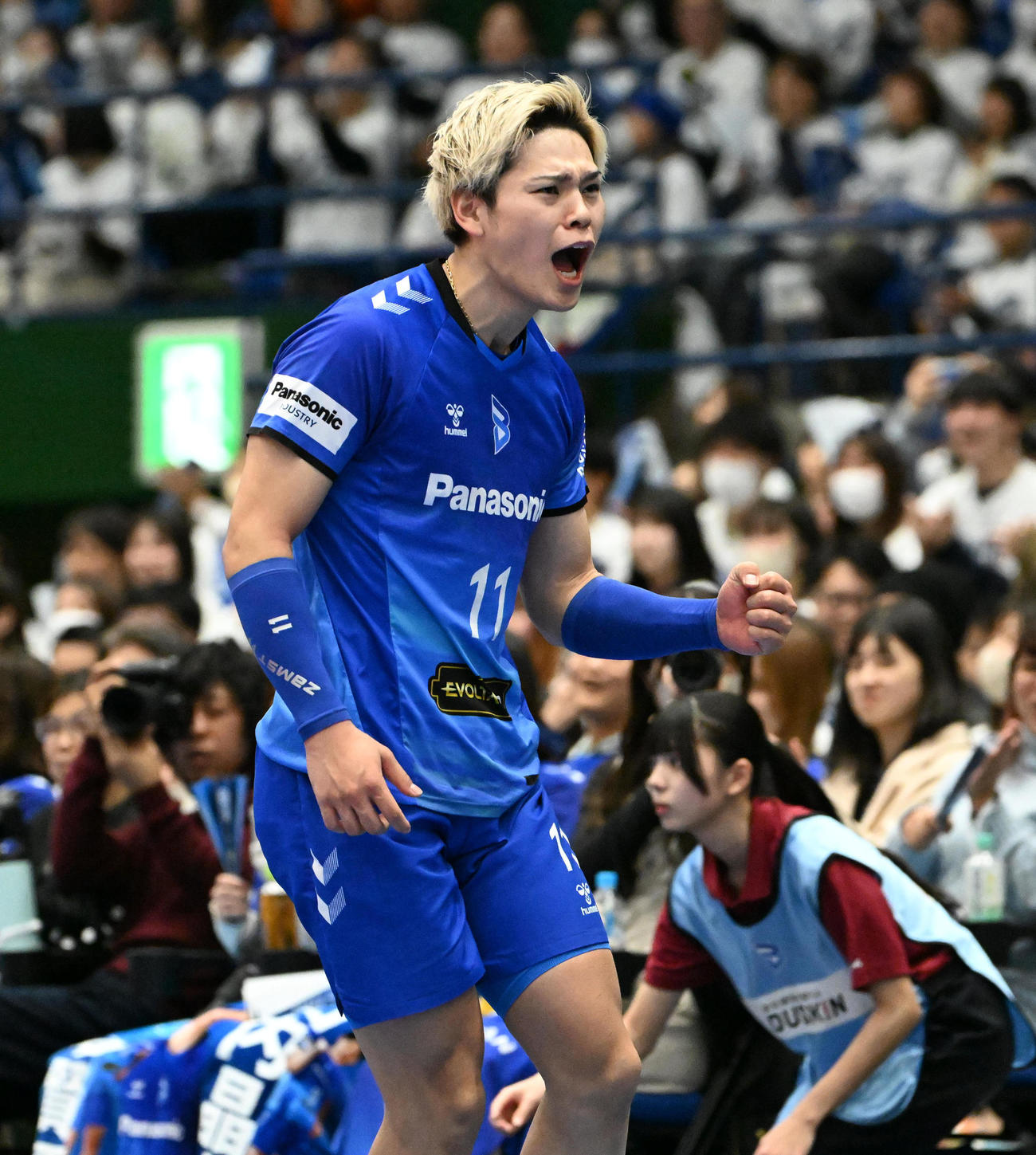 大阪B対広島TH　第1セット、得点を取りガッツポーズをする大阪B西田有志（撮影・石井愛子）