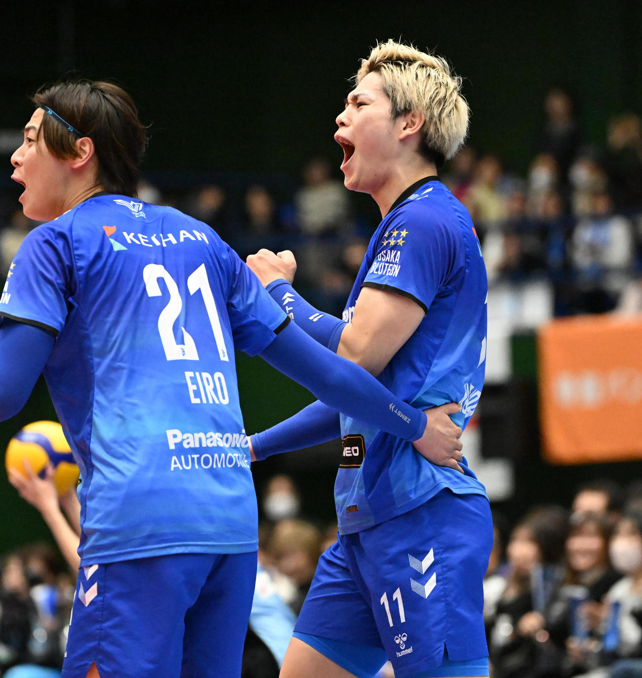 大阪B対広島TH　第1セット、得点を取りガッツポーズをする大阪B西田有志（右）（撮影・石井愛子）