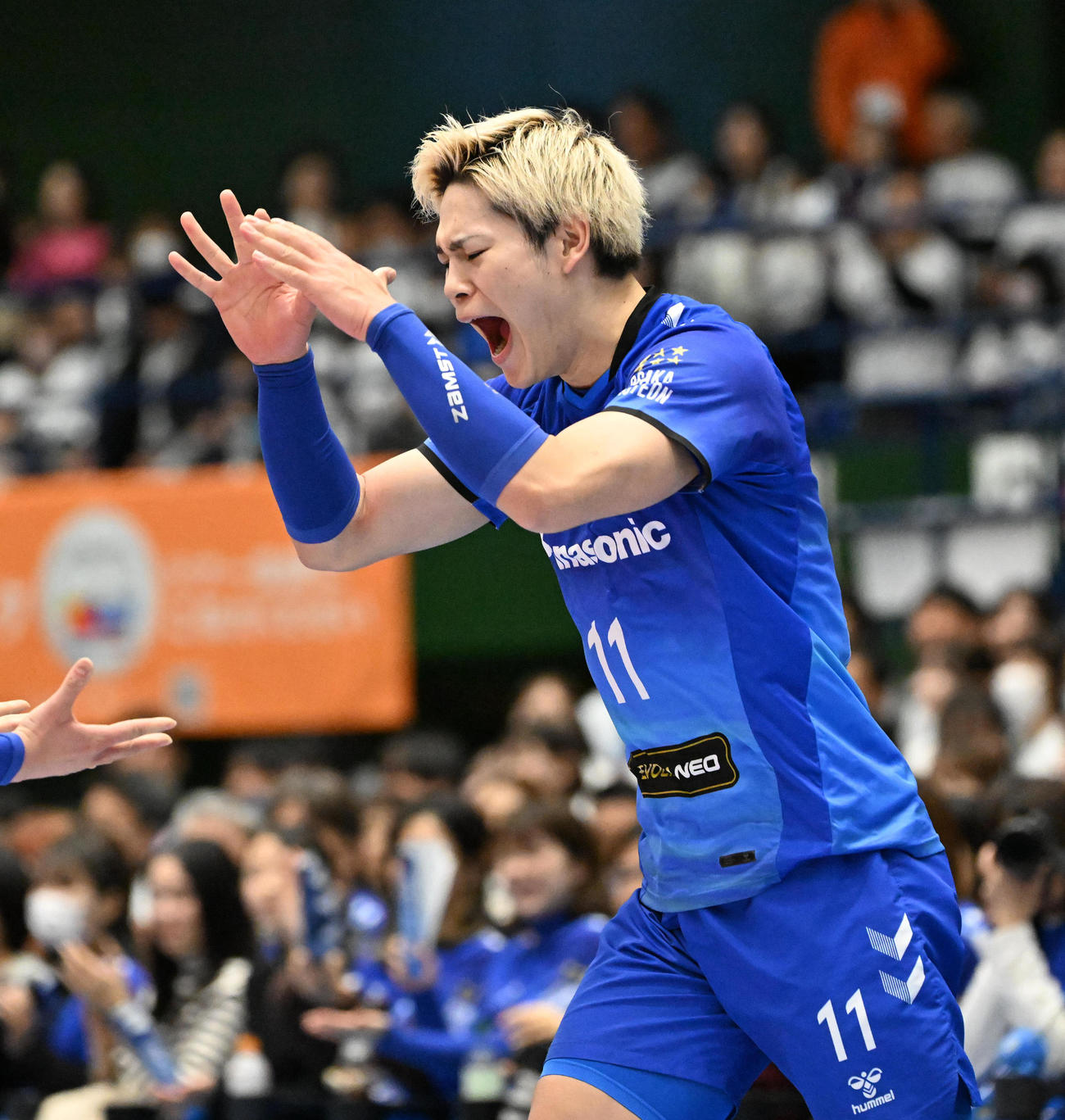 大阪B対広島TH　第1セット、得点を取り喜ぶ大阪B西田有志（撮影・石井愛子）