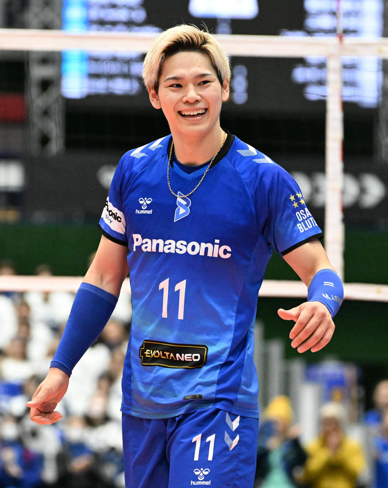 大阪B対広島TH　第1セット、試合の合間に笑顔を見せる大阪B西田有志（撮影・石井愛子）