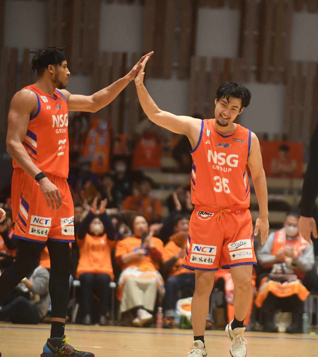 試合終了直後、ハント（左）と笑顔でハイタッチするポーグ