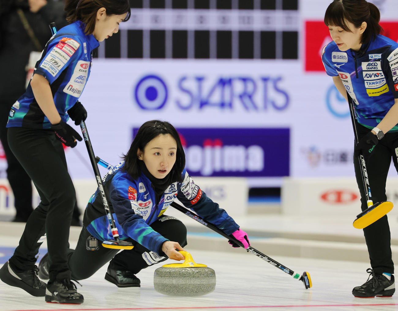 北海道銀行対ロコ・ソラーレ　第1エンド、ストーンを投じるロコ・ソラーレの藤沢五月（撮影・野上伸悟）