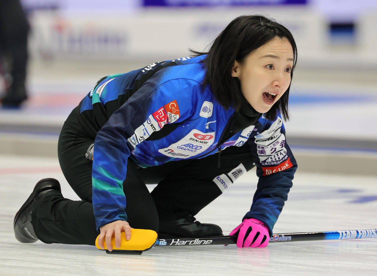 北海道銀行対ロコ・ソラーレ　第1エンド、ストーンの方向を見つめるロコ・ソラーレの藤沢五月（撮影・野上伸悟）
