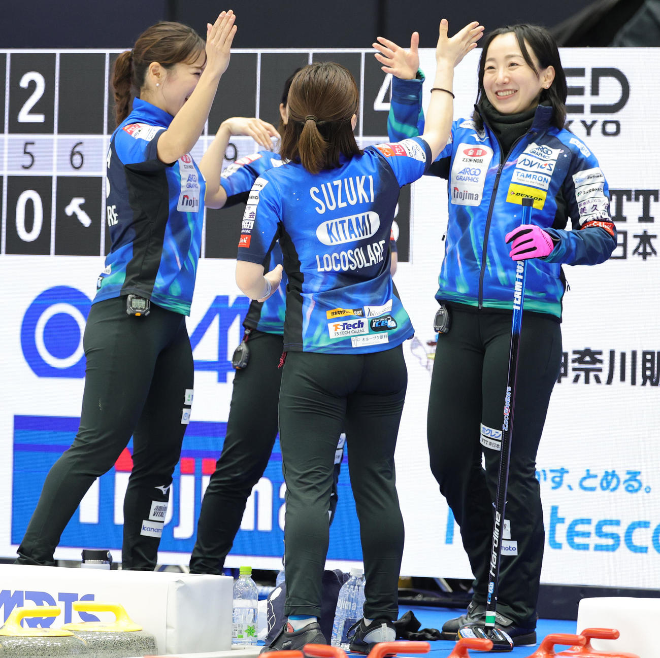 北海道銀行対ロコ・ソラーレ　喜びあう藤沢五月（右端）らロコ・ソラーレの選手たち（撮影・野上伸悟）