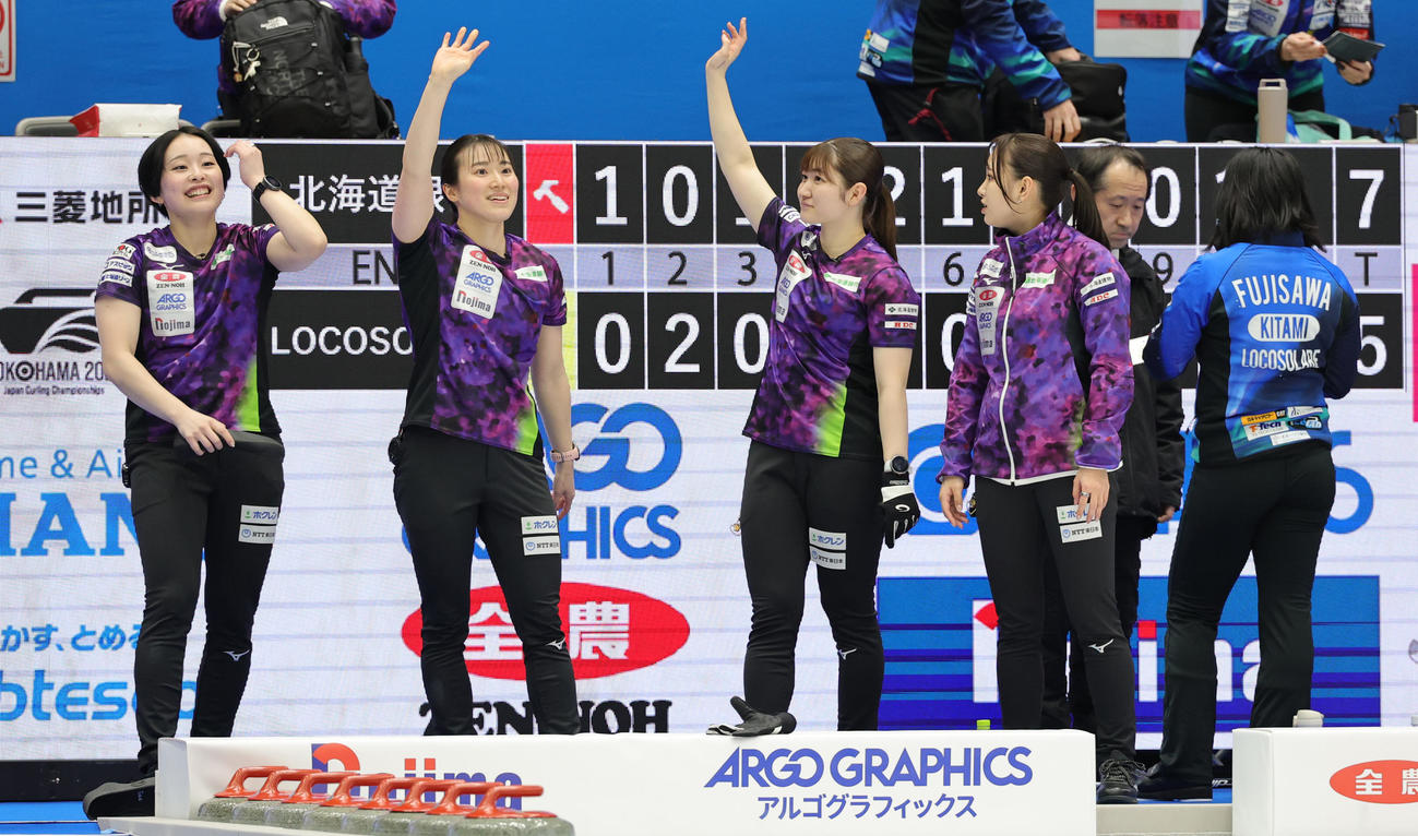北海道銀行対ロコ・ソラーレ　勝利し喜ぶ北海道銀行の選手たち（撮影・野上伸悟）