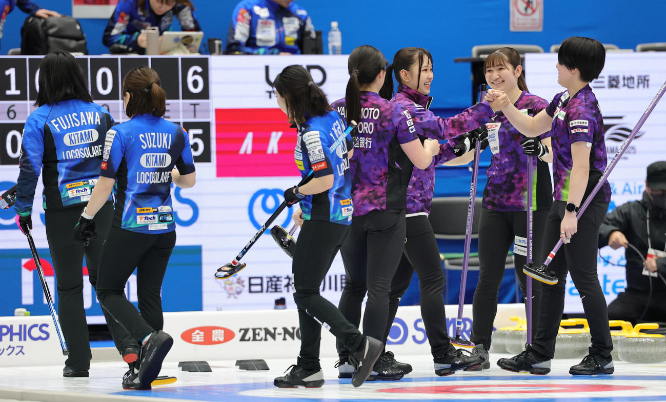 北海道銀行対ロコ・ソラーレ　勝利し喜ぶ北海道銀行の選手たち（撮影・野上伸悟）