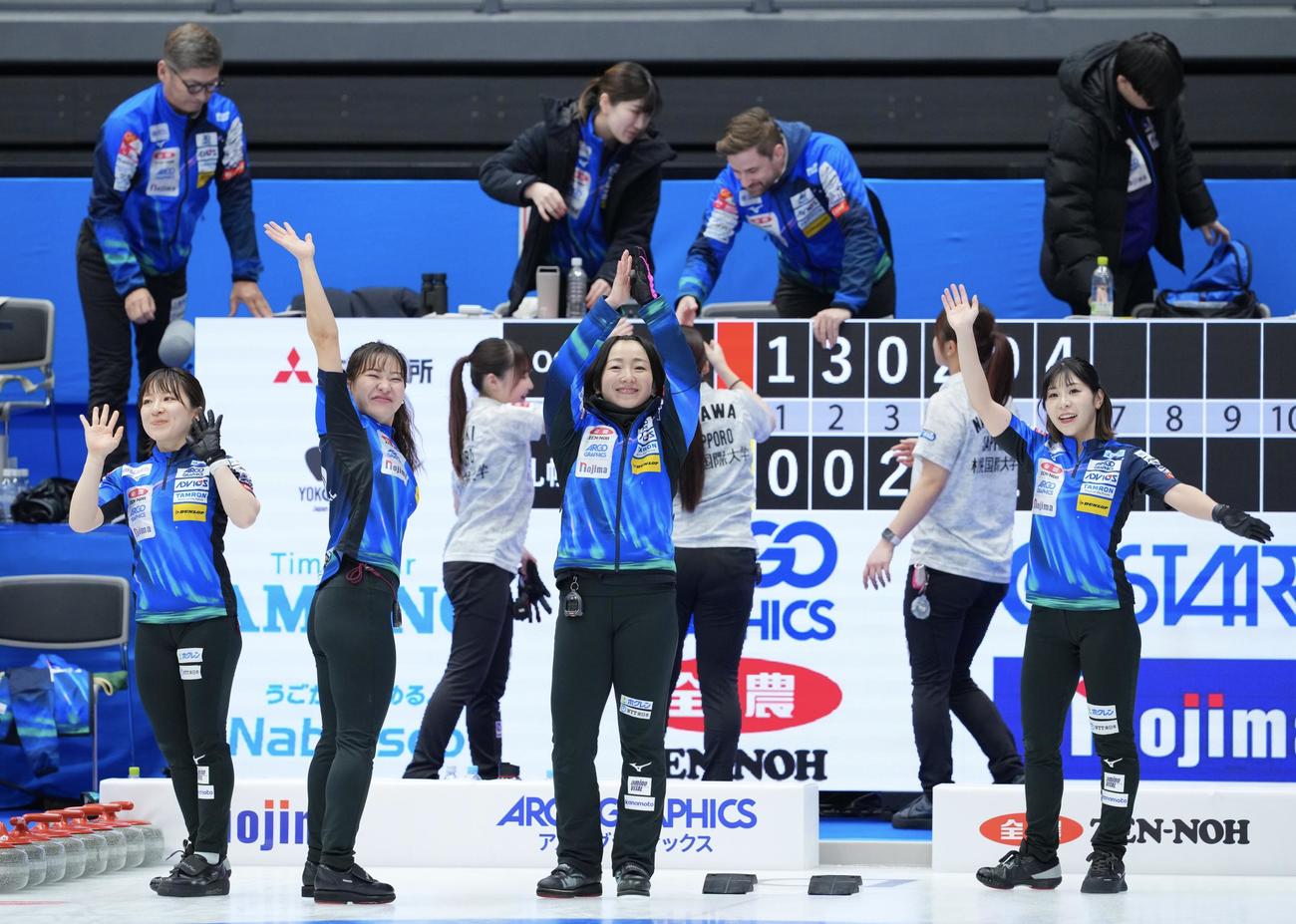 ロコソラーレ対札幌国際大　勝利し笑顔を見せるロコソラーレの選手たち。左から鈴木、吉田知、藤沢、吉田夕（撮影・垰建太）