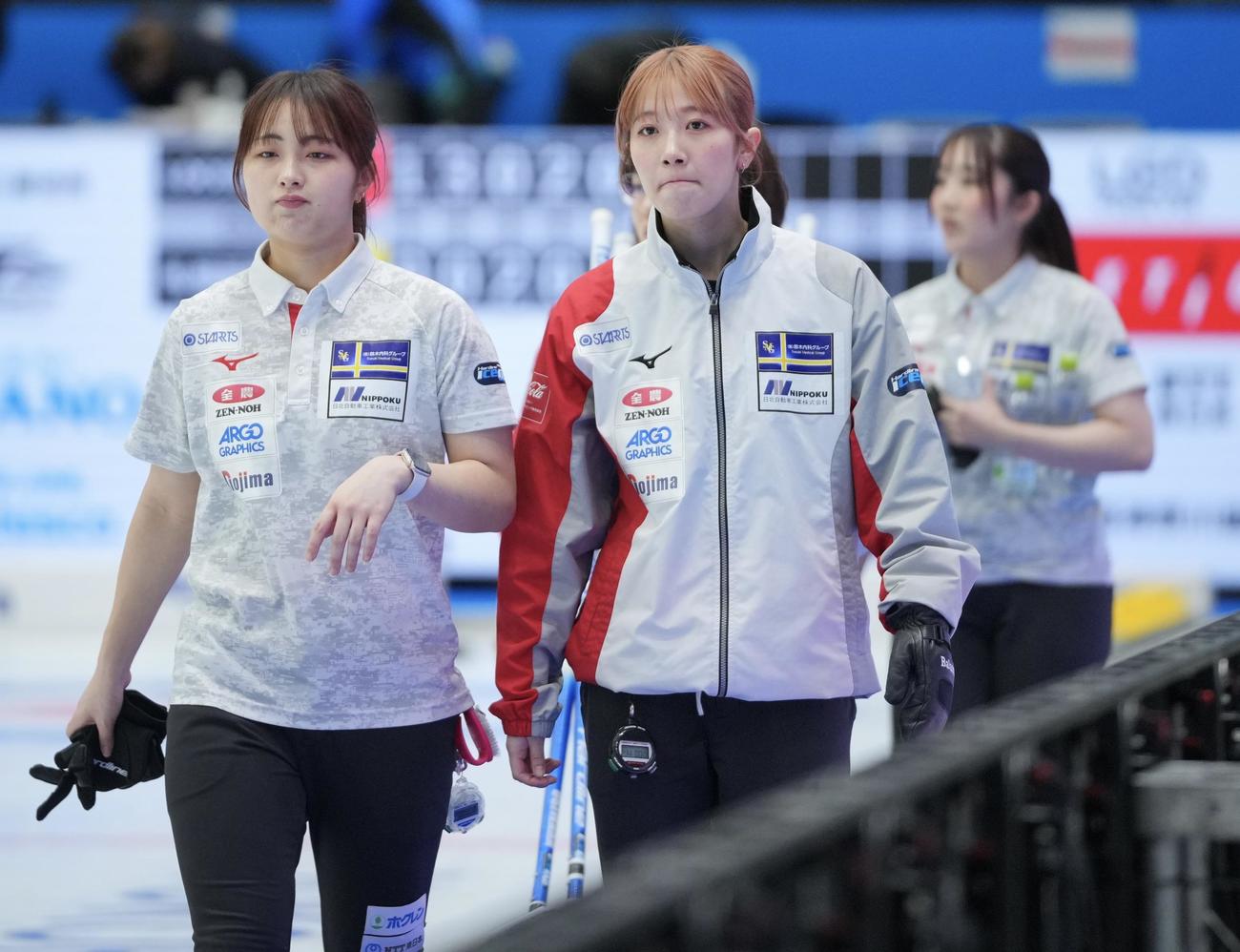 ロコソラーレ対札幌国際大　ロコソラーレに敗れ悔しげな表情の札幌国際大の選手たち（撮影・垰建太）