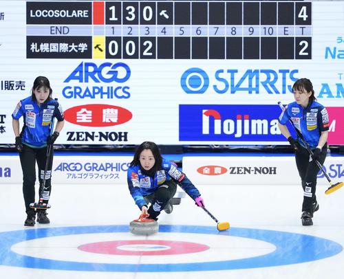 ロコソラーレ対札幌国際大 ストーンを投じるロコ・ソラーレの藤沢(撮影・垰建太)
