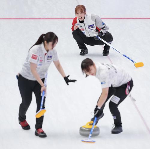 ロコソラーレ対札幌国際大 ストーンを投じる札幌国際大・敦賀(撮影・垰建太)