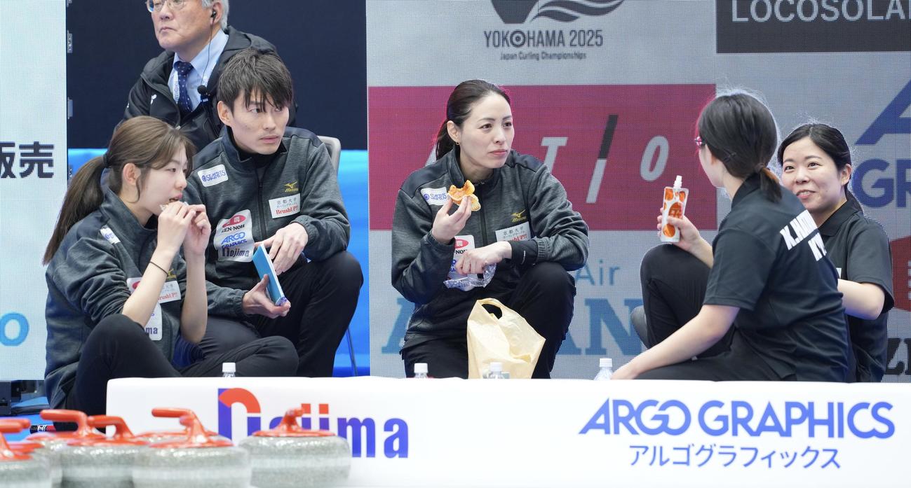 ロコ・ソラーレ対チーム大阪　軽食を摂るチーム大阪の選手たち（撮影・垰建太）