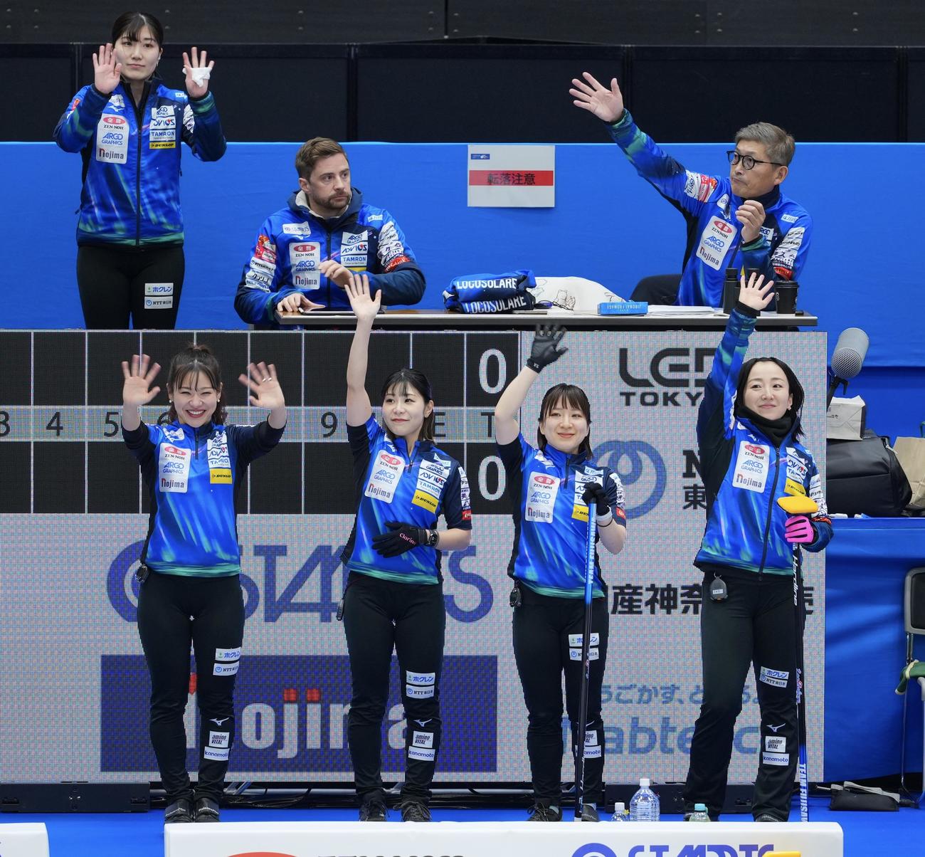 ロコ・ソラーレ対チーム大阪　笑顔を見せるロコ・ソラーレの選手たち。前列左から吉田知、吉田夕、鈴木、藤沢（撮影・垰建太）