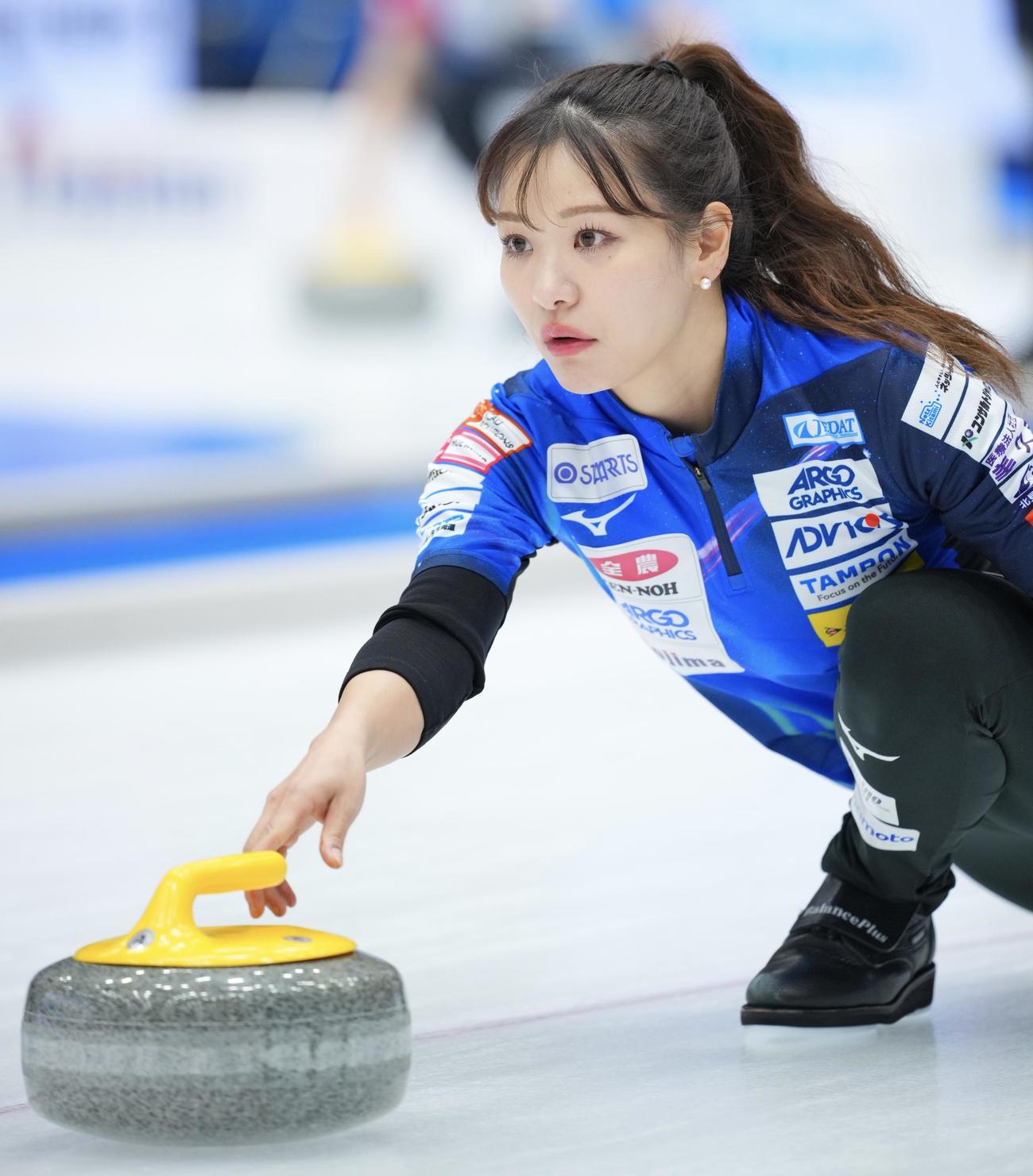 ロコ・ソラーレ対チーム大阪　第2エンド、ストーンを投じるロコ・ソラーレ吉田知（撮影・垰建太）
