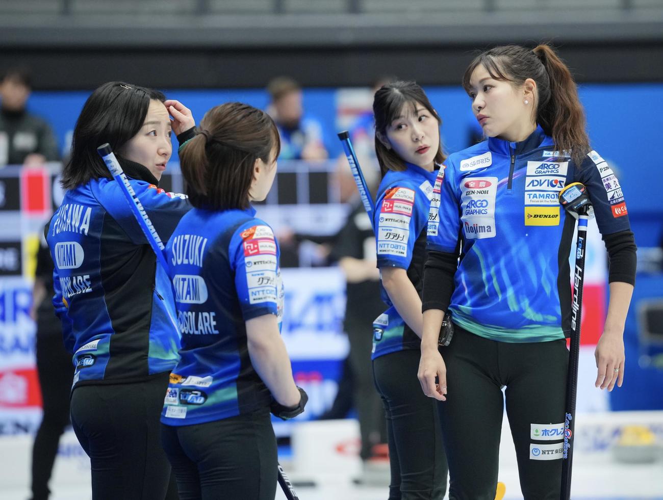 ロコ・ソラーレ対チーム大阪　第2エンド、同点とされ渋い表情のロコ・ソラーレの選手たち（撮影・垰建太）