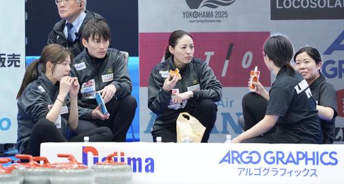 ロコ・ソラーレ対チーム大阪　軽食を摂るチーム大阪の選手たち（撮影・垰建太）