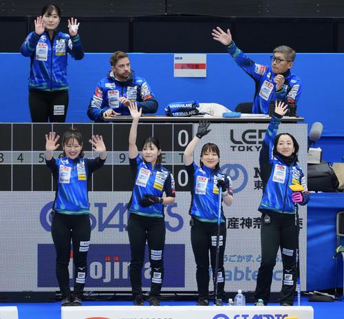 ロコ・ソラーレ対チーム大阪　笑顔を見せるロコ・ソラーレの選手たち。前列左から吉田知、吉田夕、鈴木、藤沢（撮影・垰建太）