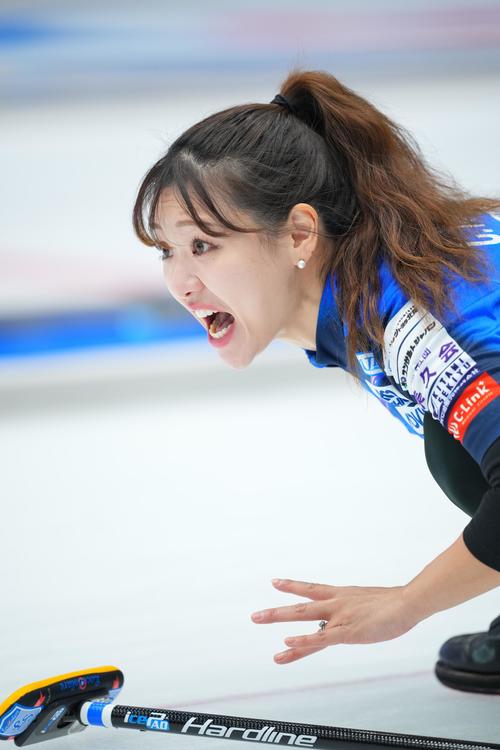 ロコ・ソラーレ対チーム大阪　第2エンド、ストーンを投じ声を出すロコ・ソラーレ吉田知（撮影・垰建太）