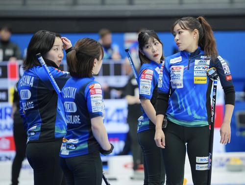 ロコ・ソラーレ対チーム大阪　第2エンド、同点とされ渋い表情のロコ・ソラーレの選手たち（撮影・垰建太）