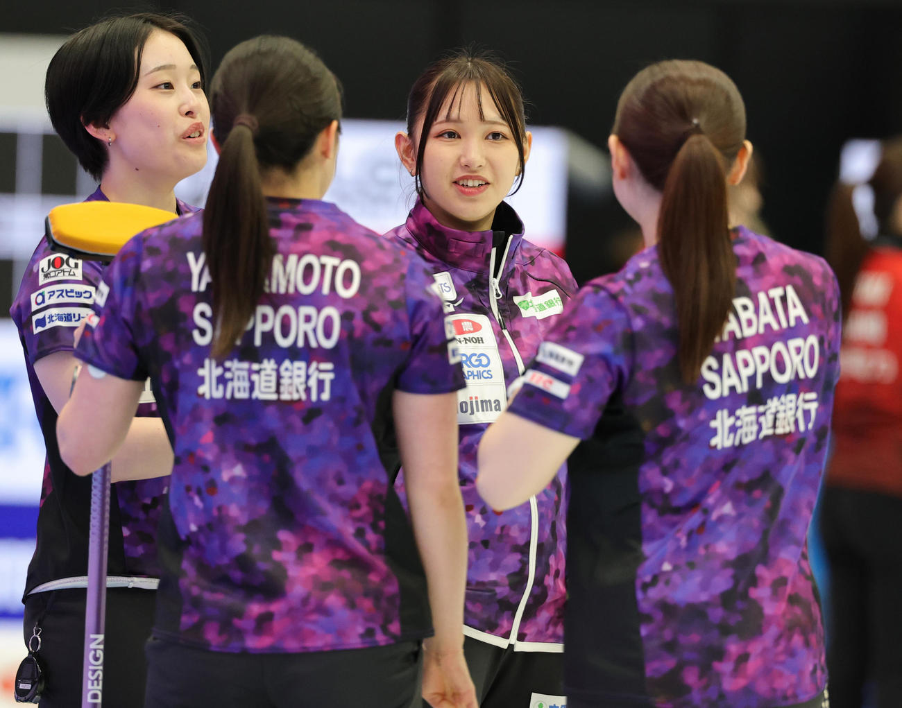 中部電力対北海道銀行　話をする仁平美来（中央）ら北海道銀行の選手たち（撮影・野上伸悟）