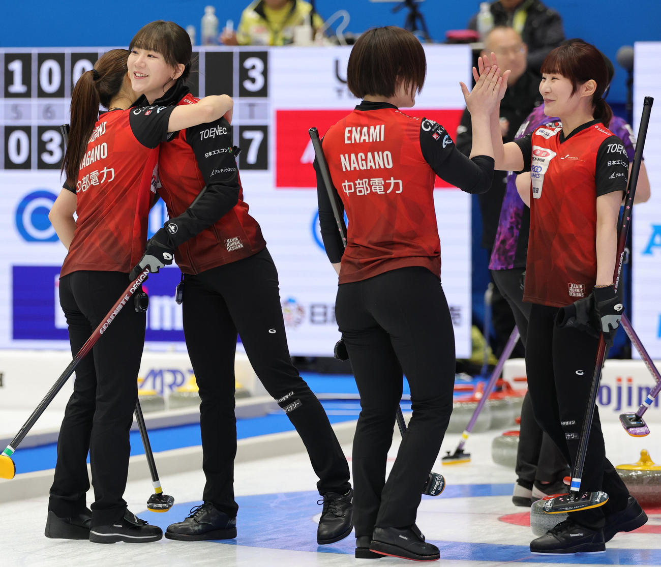 中部電力対北海道銀行　勝利し喜びあう北沢（左から2人目）、中嶋（右端）ら中部電力の選手たち（撮影・野上伸悟）