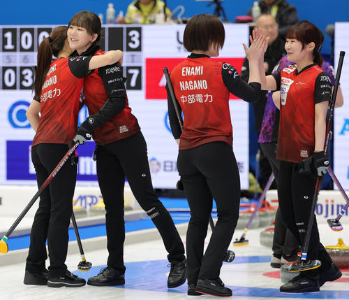 中部電力対北海道銀行 勝利し喜びあう北沢(左から2人目)、中嶋(右端)ら中部電力の選手たち(撮影・野上伸悟)