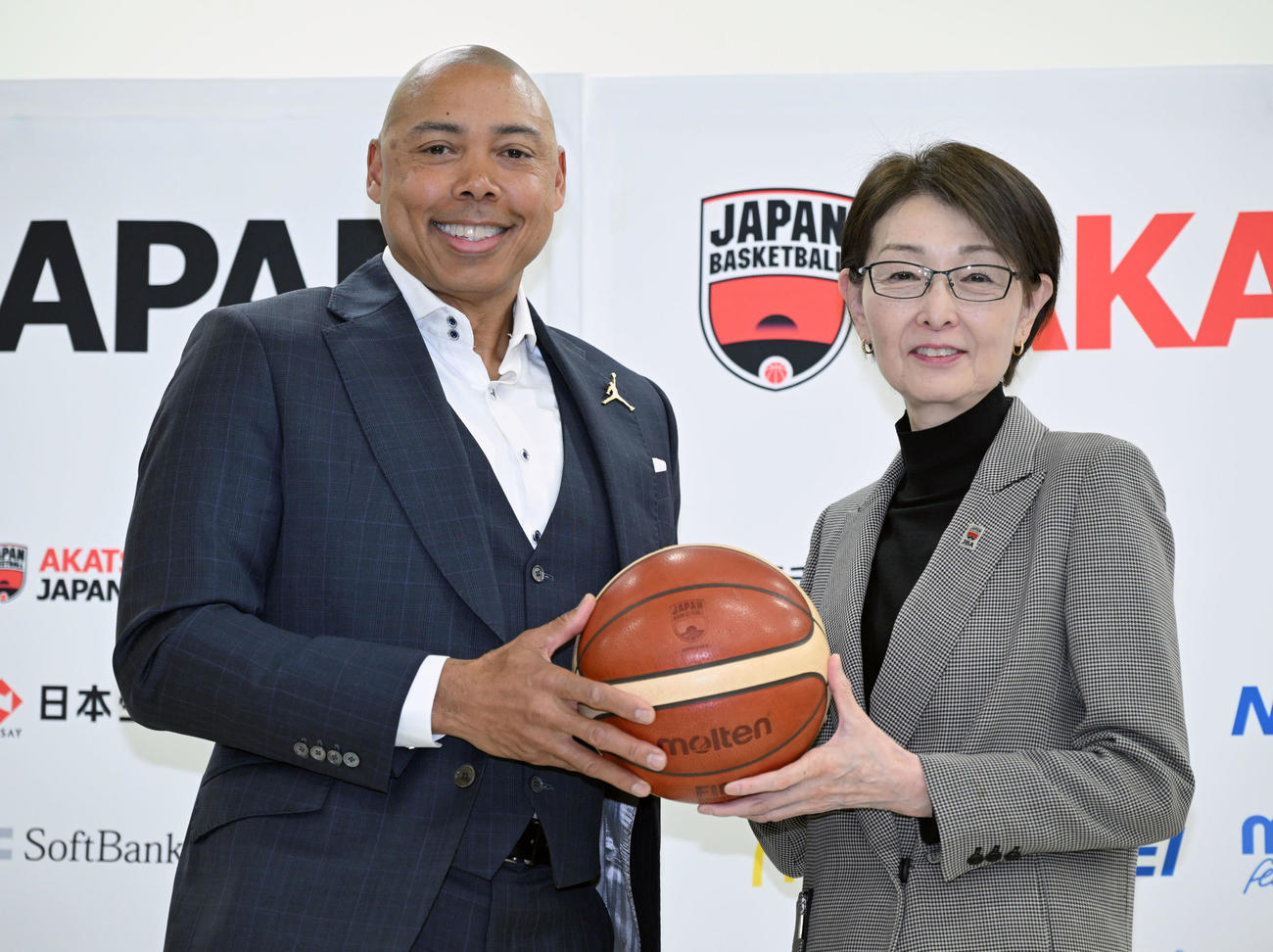 記者会見を終え、ポーズをとるバスケットボール女子日本代表のコーリー・ゲインズ新ヘッドコーチ（左）と日本バスケットボール協会の三屋会長（撮影・千葉一成）