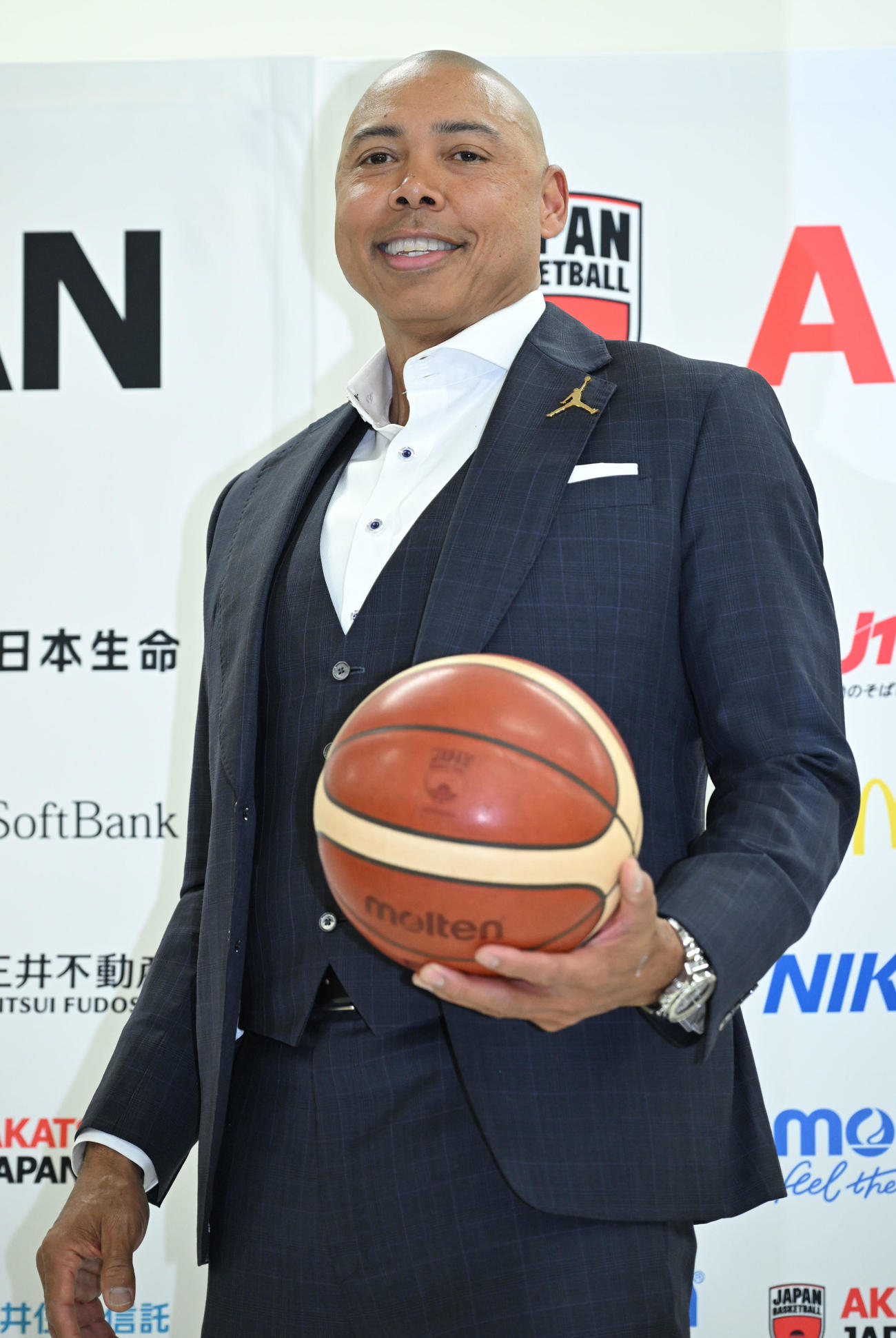記者会見を終え、ポーズをとるバスケットボール女子日本代表のコーリー・ゲインズ新ヘッドコーチ（撮影・千葉一成）