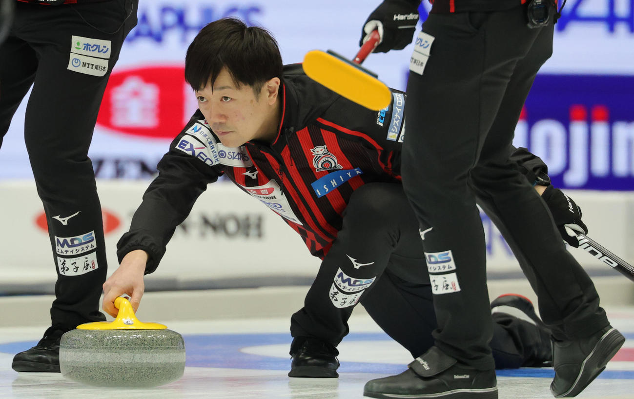 1次予選リーグ　KiT CURLING CLUB対コンサドーレ　ストーンを投じるコンサドーレのコンサドーレの阿部（撮影・野上伸悟）