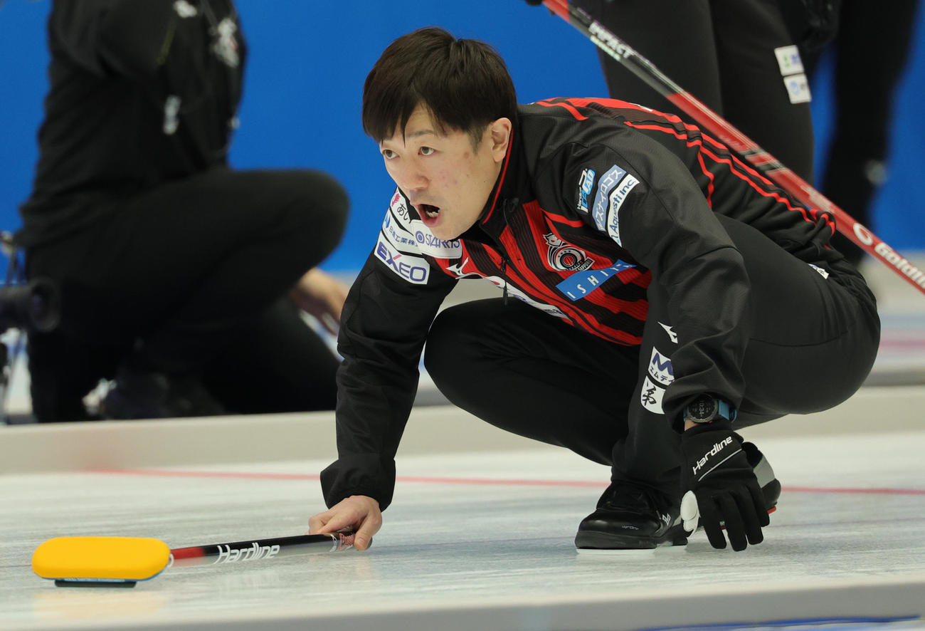 KiT CURLING CLUB対コンサドーレ　ストーンを投じ、方向を見つめるコンサドーレのコンサドーレの阿部（撮影・野上伸悟）