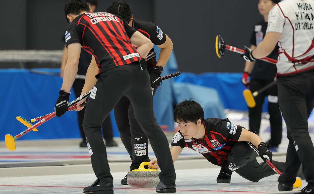 KiT CURLING CLUB対コンサドーレ　ストーンを投じるコンサドーレの大内（撮影・野上伸悟）