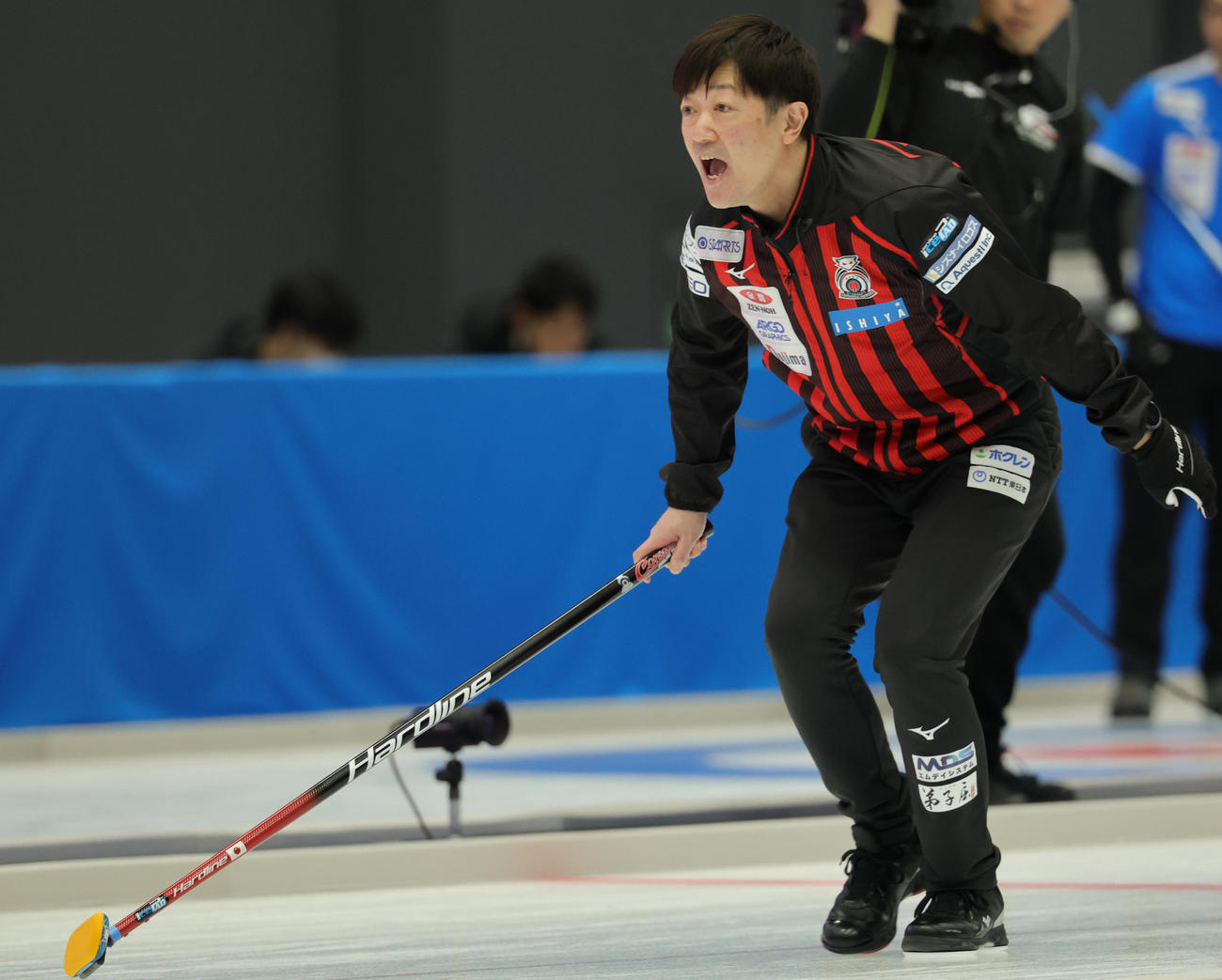 KiT CURLING CLUB対コンサドーレ　ストーンを投じ、方向を見つめるコンサドーレのコンサドーレの阿部（撮影・野上伸悟）