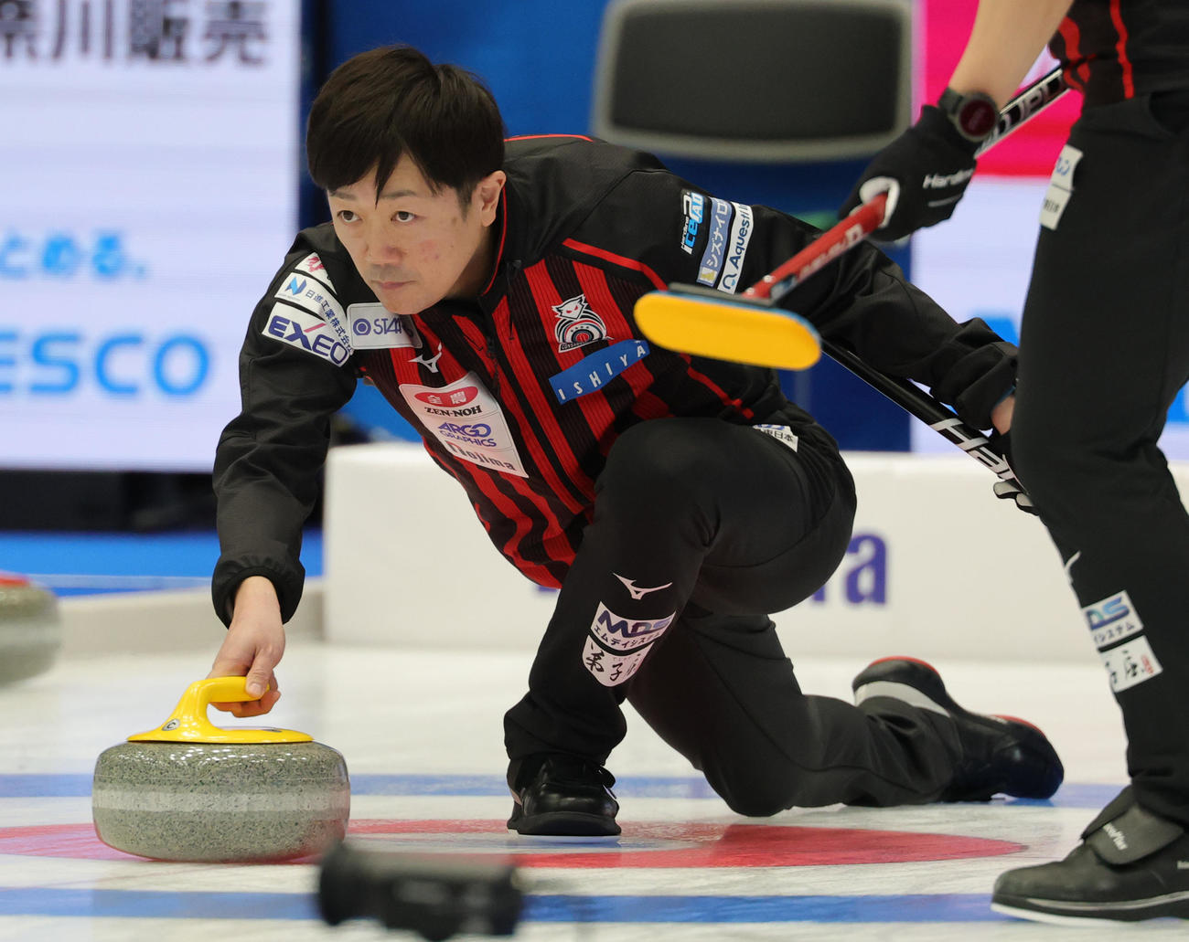 1次予選リーグ　KiT CURLING CLUB対コンサドーレ　ストーンを投じるコンサドーレのコンサドーレの阿部（撮影・野上伸悟）