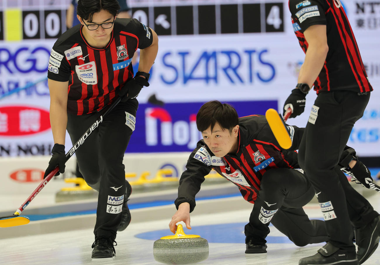 1次予選リーグ　KiT CURLING CLUB対コンサドーレ　ストーンを投じるコンサドーレのコンサドーレの阿部（撮影・野上伸悟）