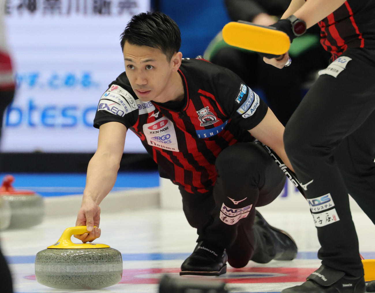 KiT CURLING CLUB対コンサドーレ　ストーンを投じるコンサドーレの清水（撮影・野上伸悟）