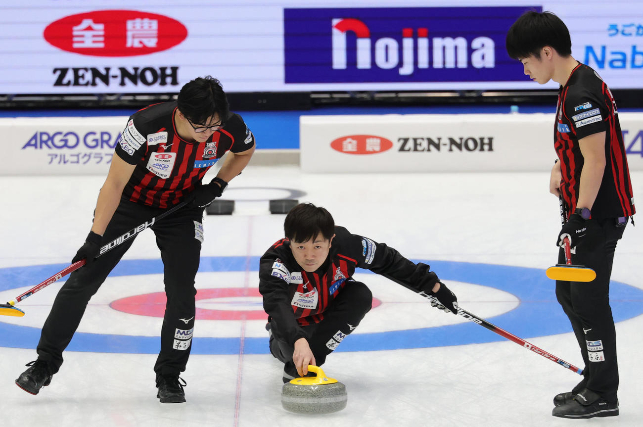 KiT CURLING CLUB対コンサドーレ　ストーンを投じるコンサドーレのコンサドーレの阿部（撮影・野上伸悟）