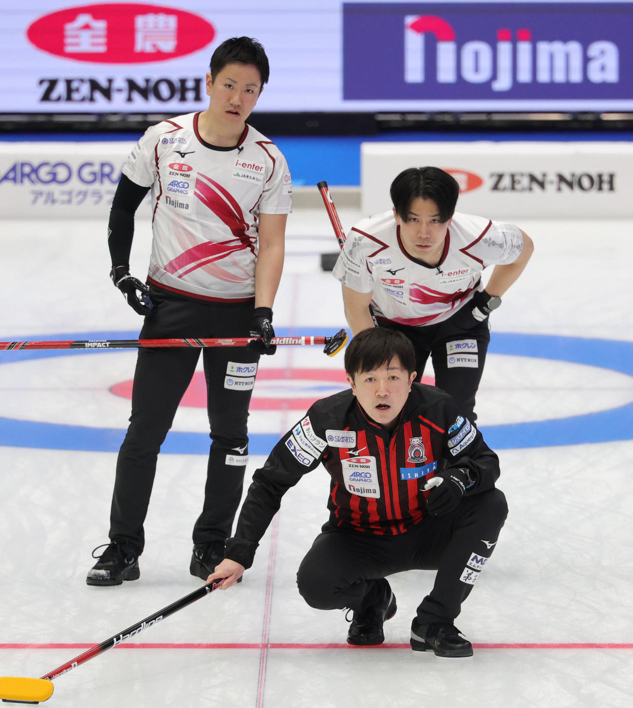 KiT CURLING CLUB対コンサドーレ　ストーンを投じるコンサドーレのコンサドーレの阿部（撮影・野上伸悟）