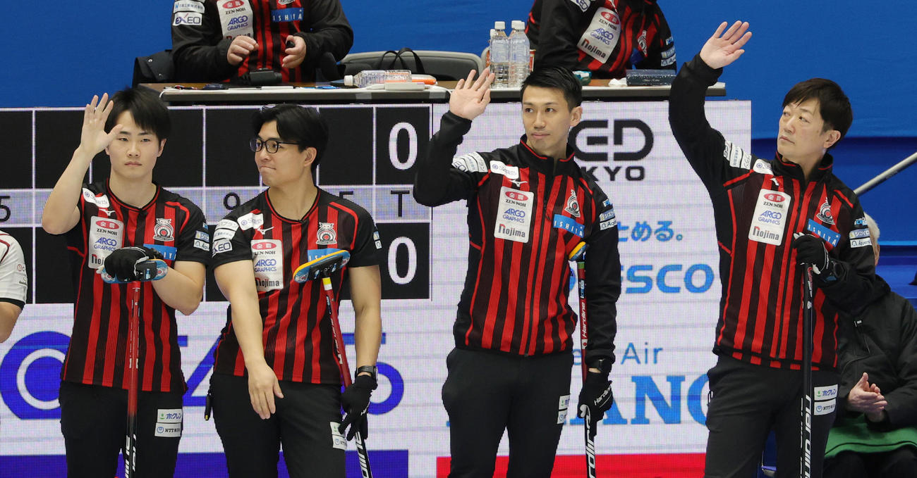 KiT CURLING CLUB対コンサドーレ　チーム紹介で手を振る、左からコンサドーレの大内、佐藤、清水、阿部（撮影・野上伸悟）
